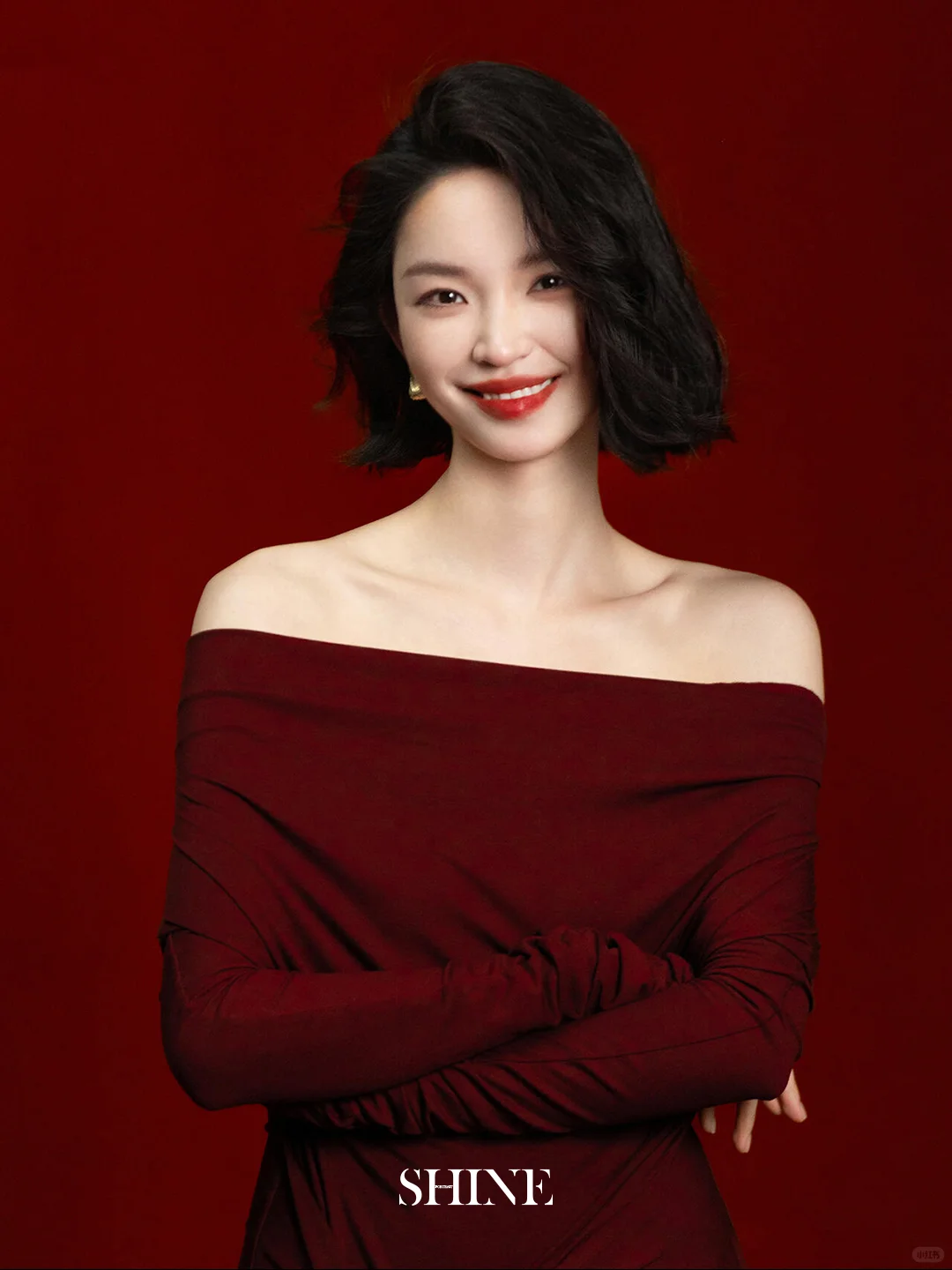 酒红毛衣写真 是揉碎的红玫瑰掉进了镜头里