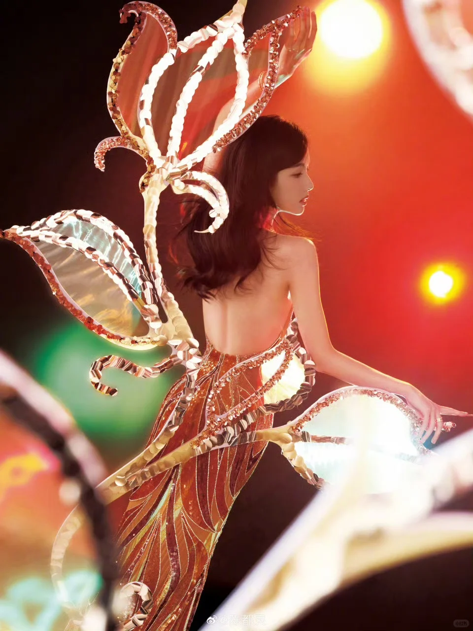 谁来懂一下陈都灵这个身材曲线....