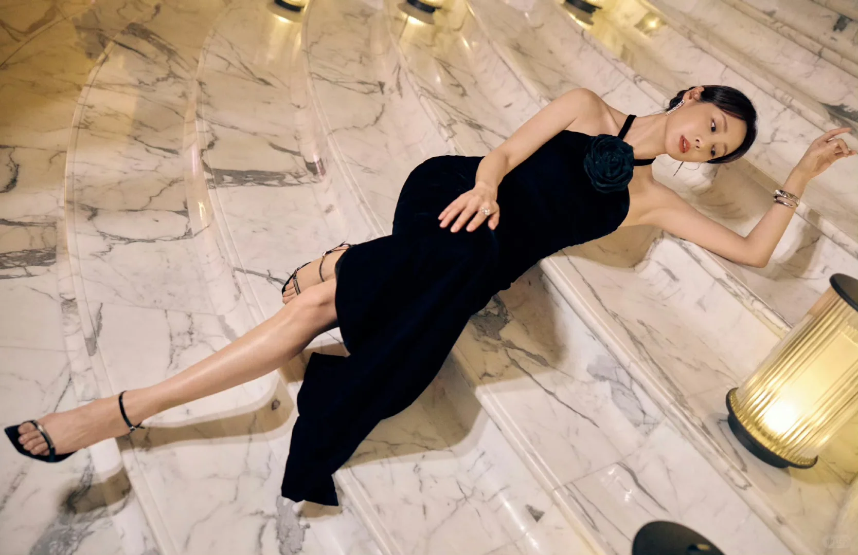 李纯 挂脖黑玫瑰 曲线太撩人