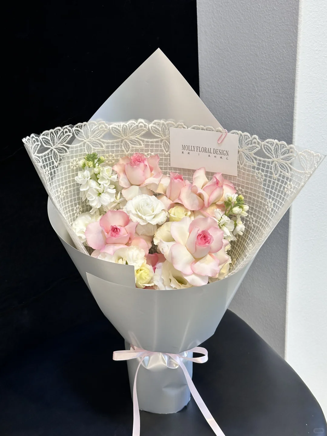 像不像戴着蕾丝头巾的小女孩？