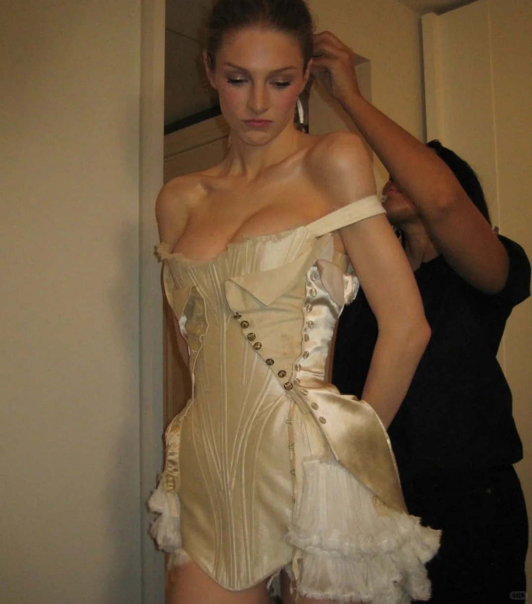 审美积累｜胸衣的多样化