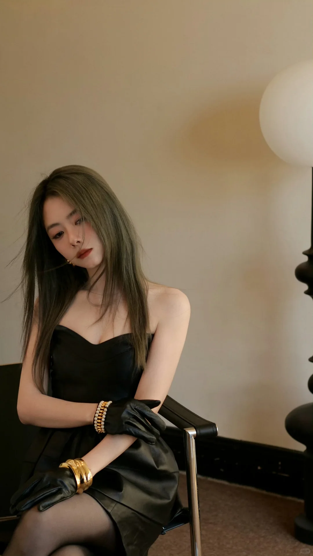 谭松韵 黑丝抹胸裙曲线太撩人