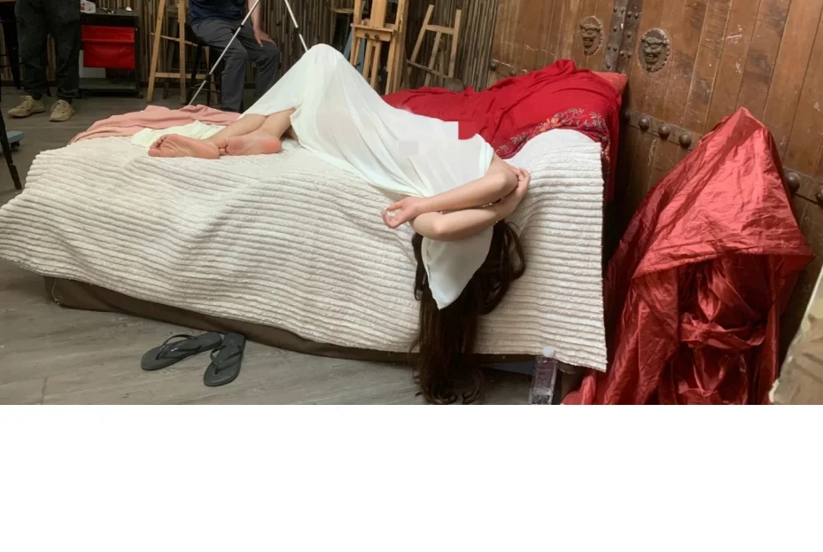 人体画室里女人体模特休息时和工作时的情景