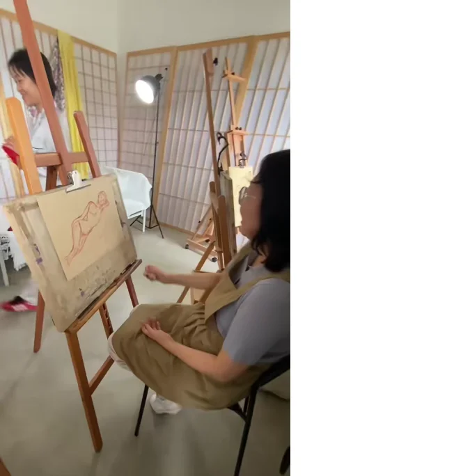 人体画室里女人体模特休息时和工作时的情景