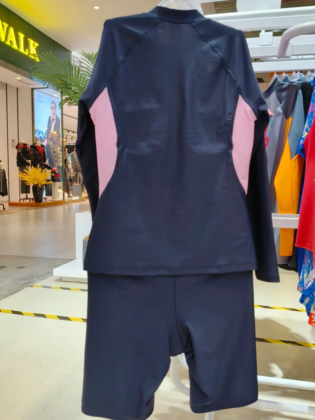 Speedo泳衣，夏日必备！🏊‍♀️