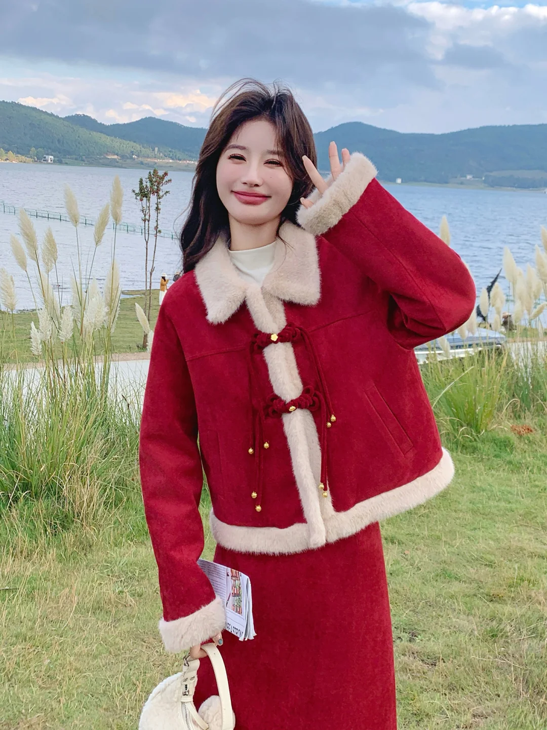 今冬短外套+半裙火了，优雅高级，又有女人味