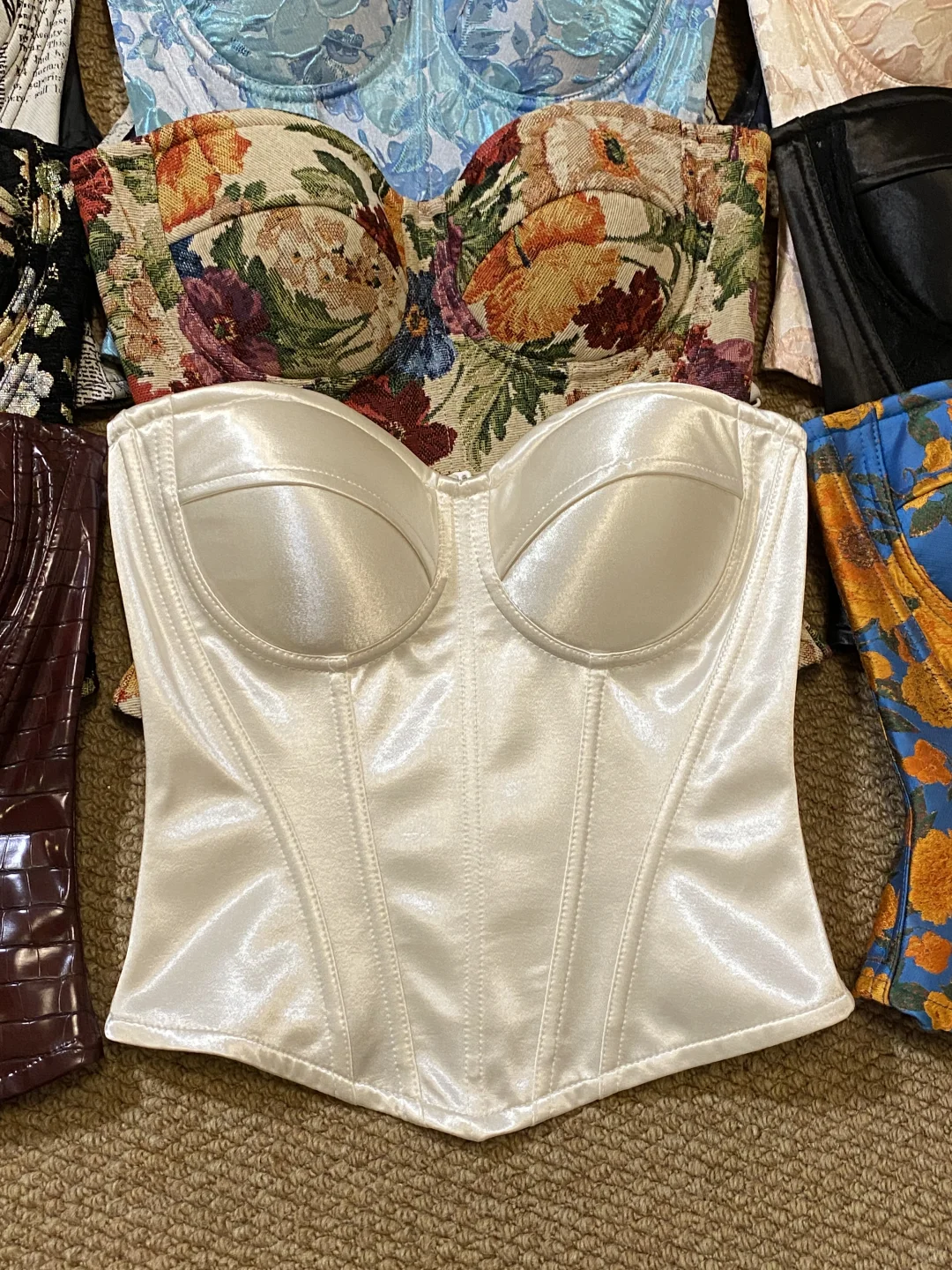 太哇塞了❗️这里有很多鱼骨胸衣❗️