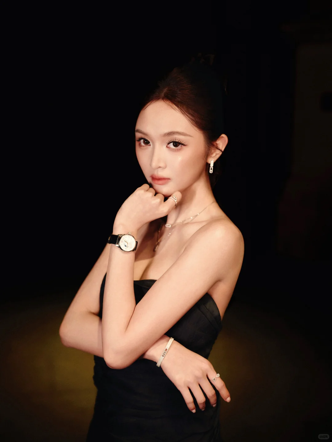 吴宣仪的性感大长腿，危险又迷人