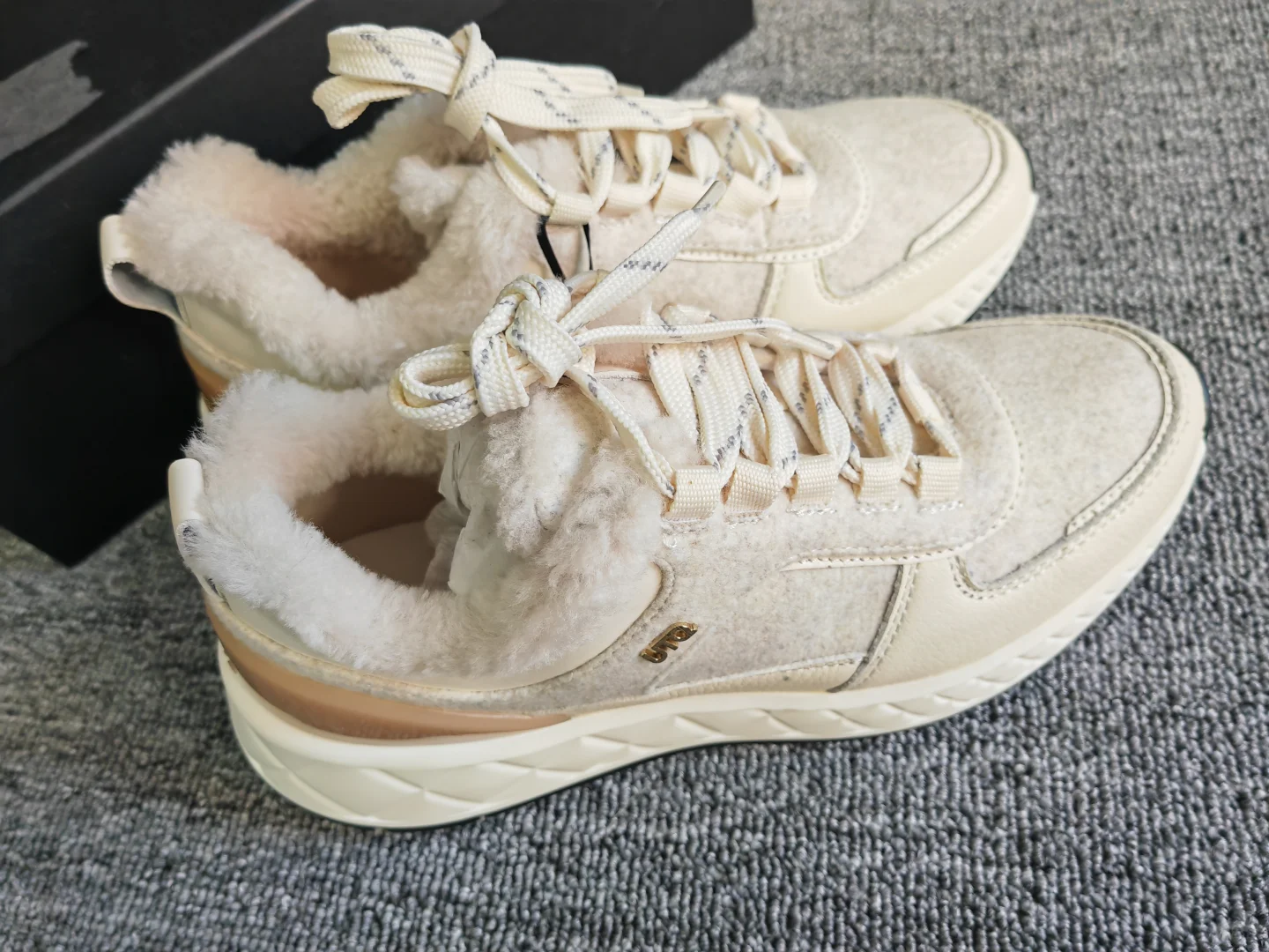 189🎁【35、40码】UTERQUE女款浅色休闲鞋