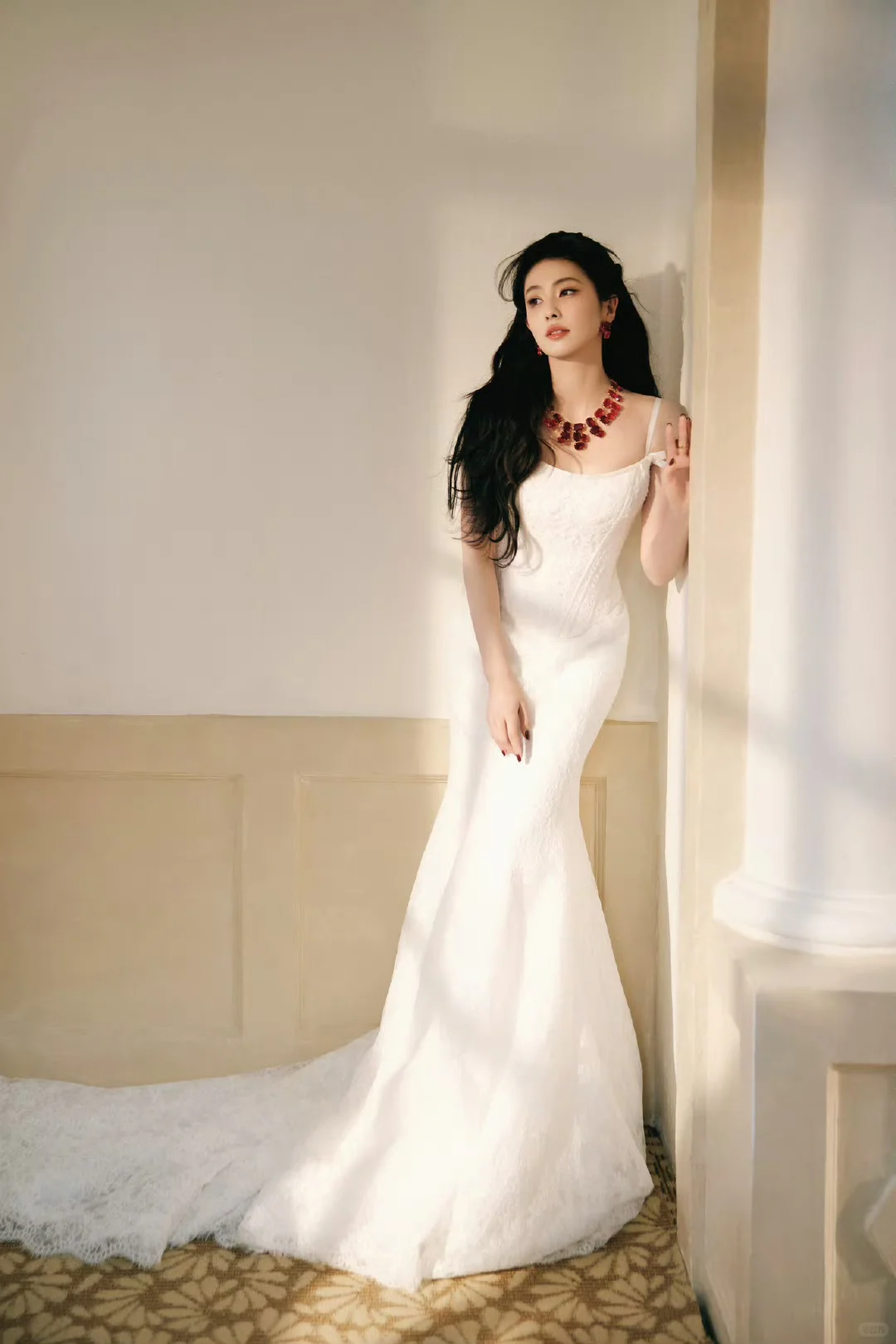 白鹿今日造型，红色珠宝配白纱美的很惊艳❗