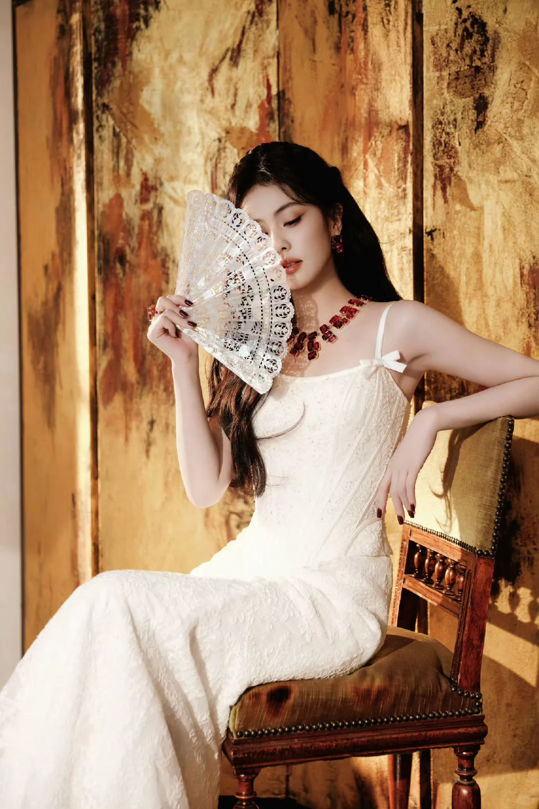 白鹿今日造型，红色珠宝配白纱美的很惊艳❗