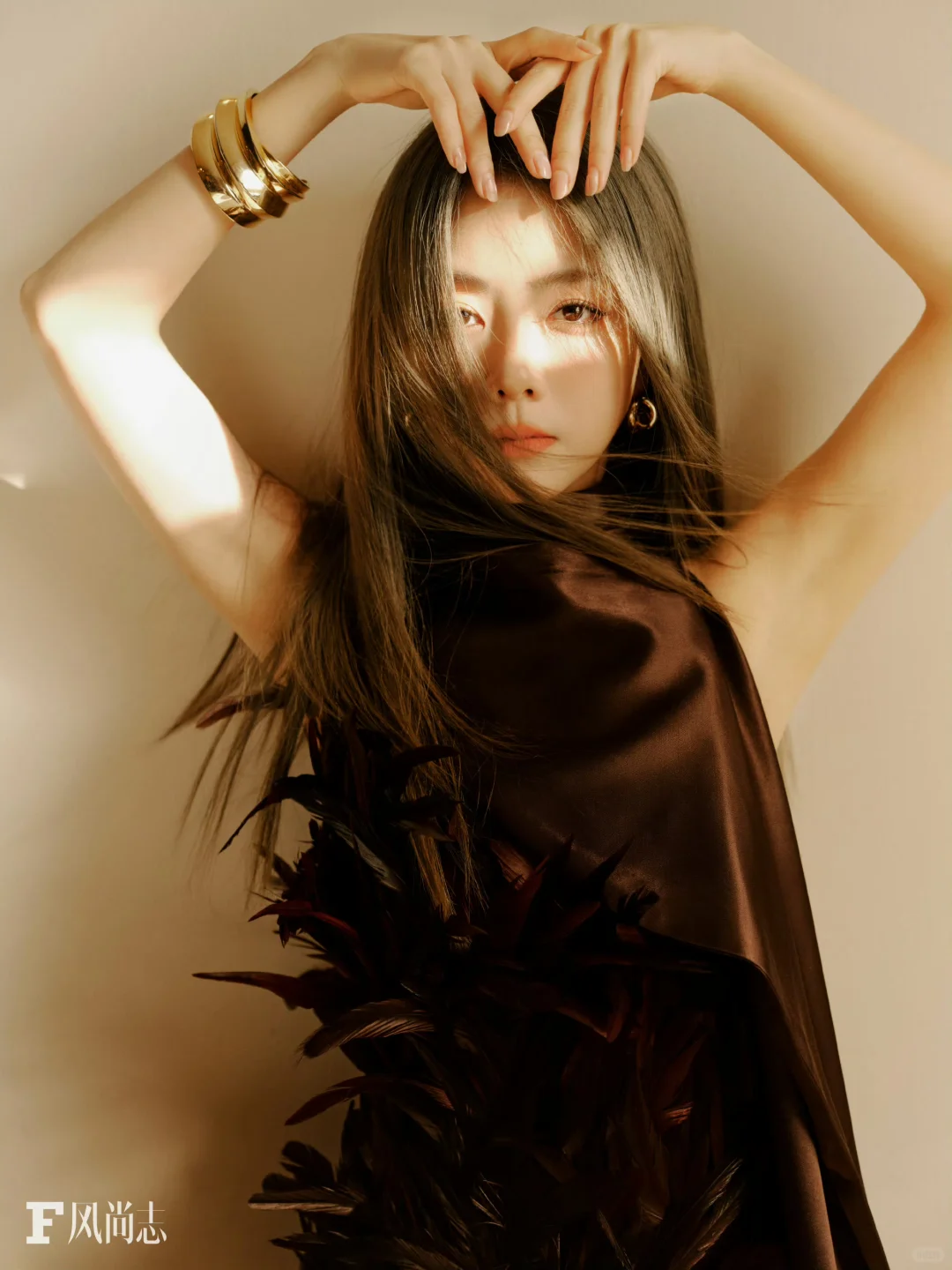 谭松韵 黑丝抹胸裙曲线太撩人