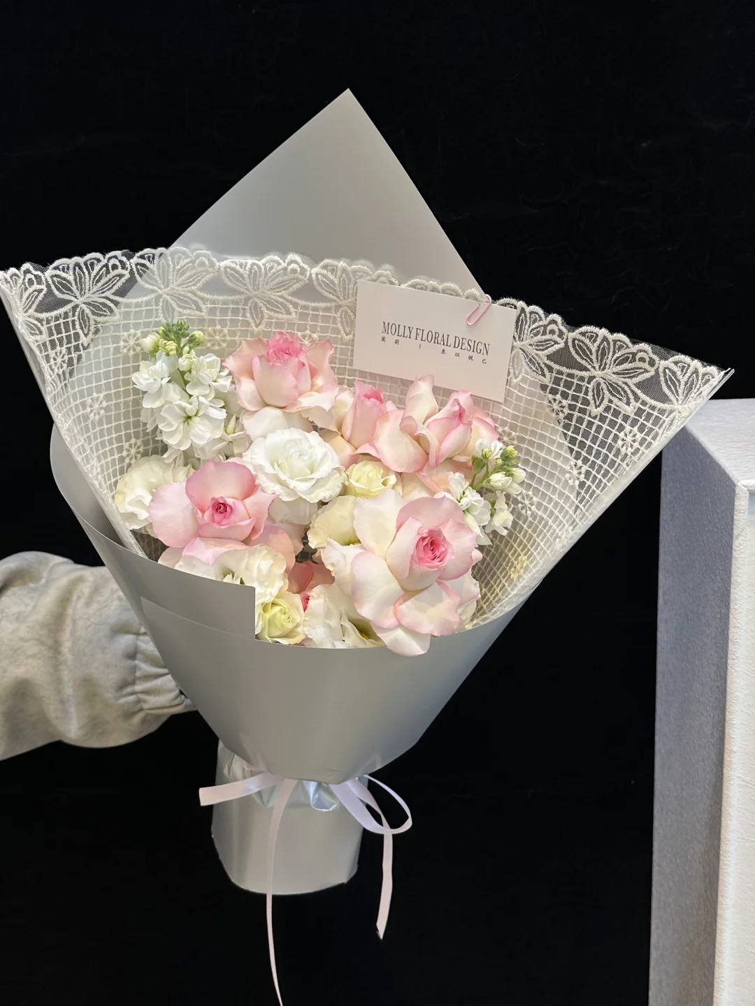 像不像戴着蕾丝头巾的小女孩？