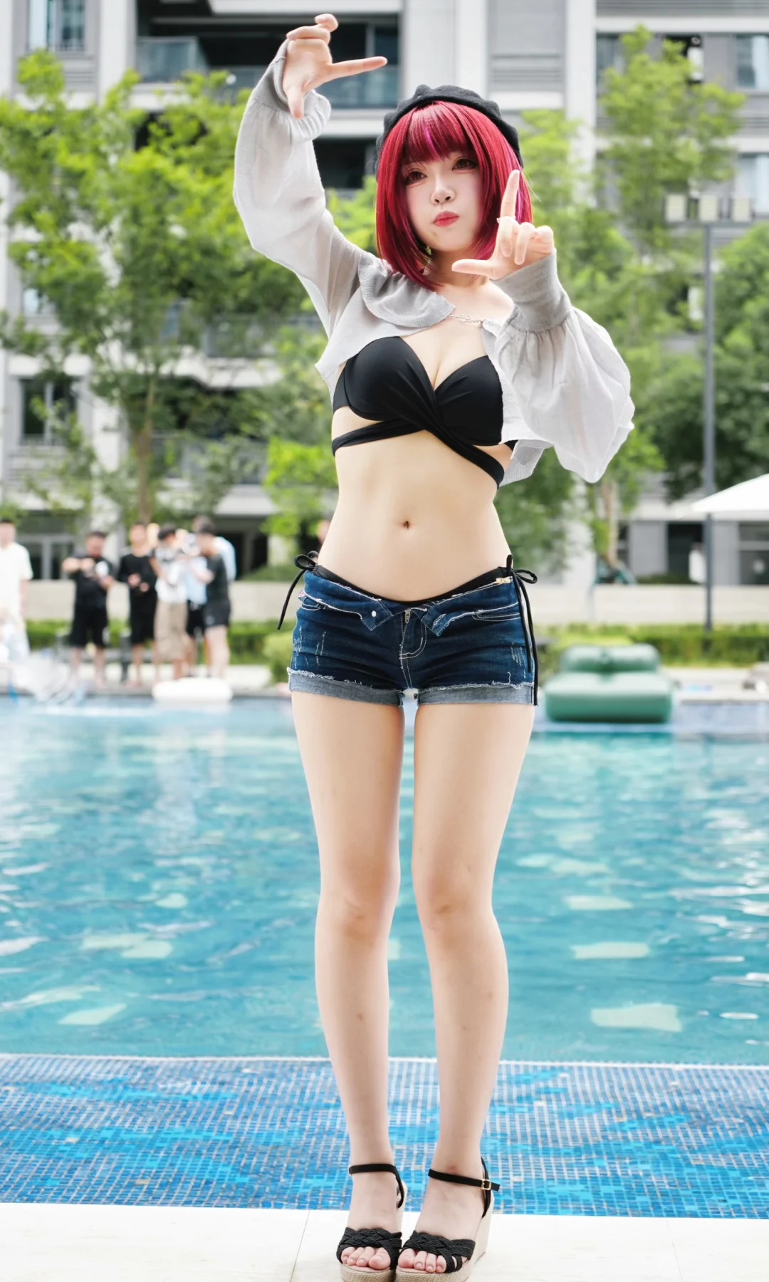 是泳装拍摄中的kana酱✨