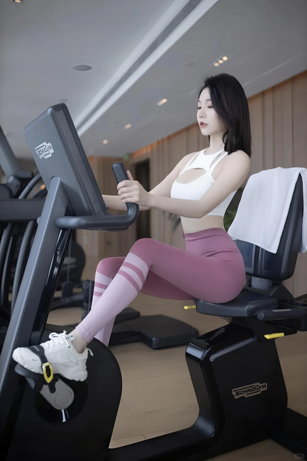 运动女孩的日常，粉色瑜伽裤超吸睛