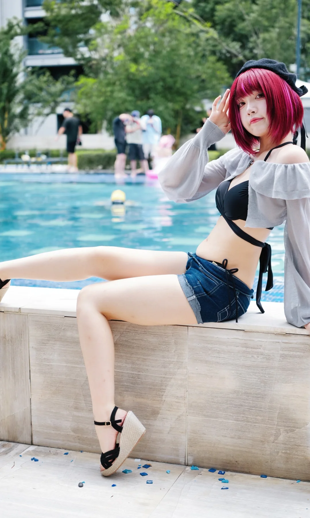 是泳装拍摄中的kana酱✨