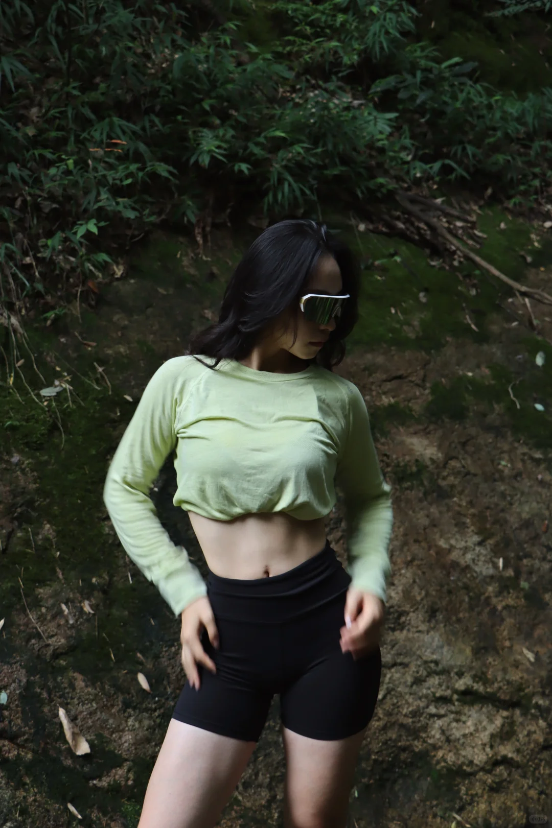 森林里的女孩，她很酷！📸