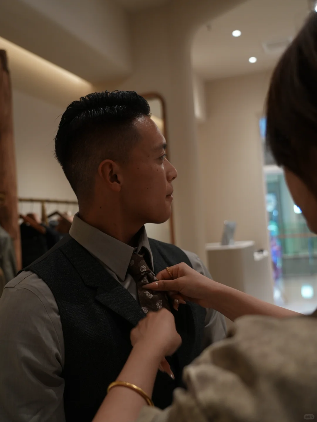 西装还是要配丝袜