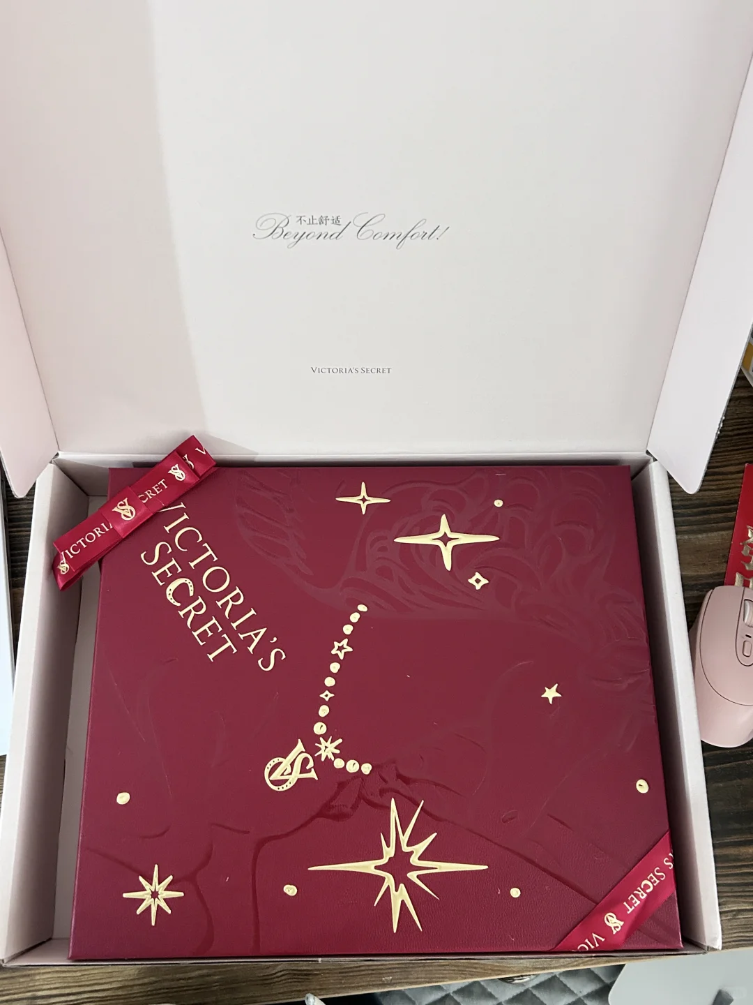 维密马年红色礼盒