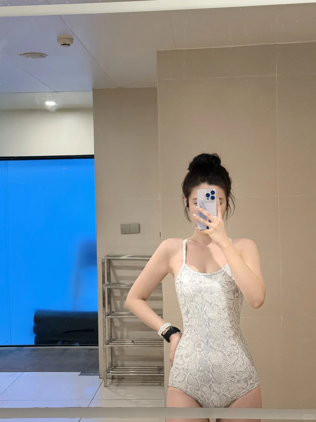 今天我就是泳池里最“亮”的仔👙