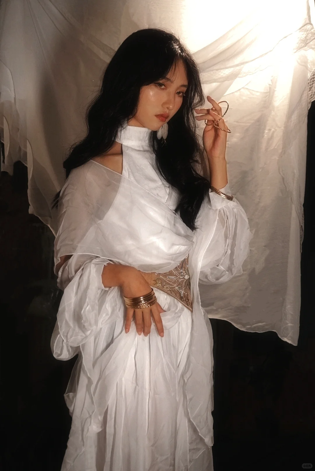 在家置景拍希腊风神女