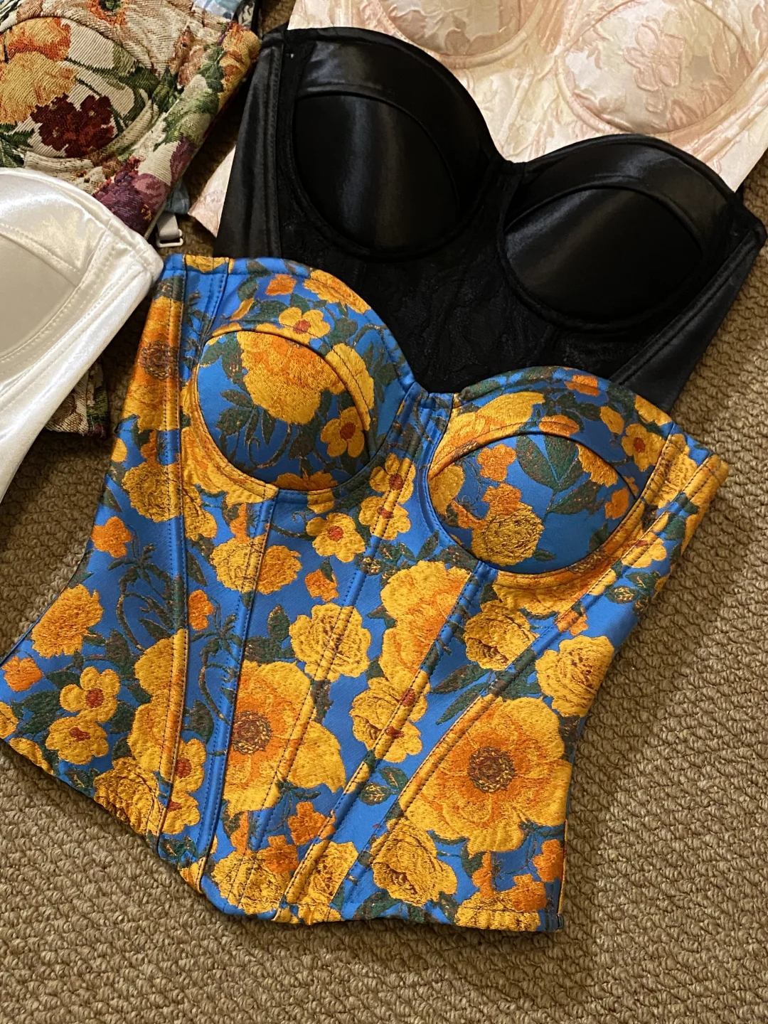 太哇塞了❗️这里有很多鱼骨胸衣❗️