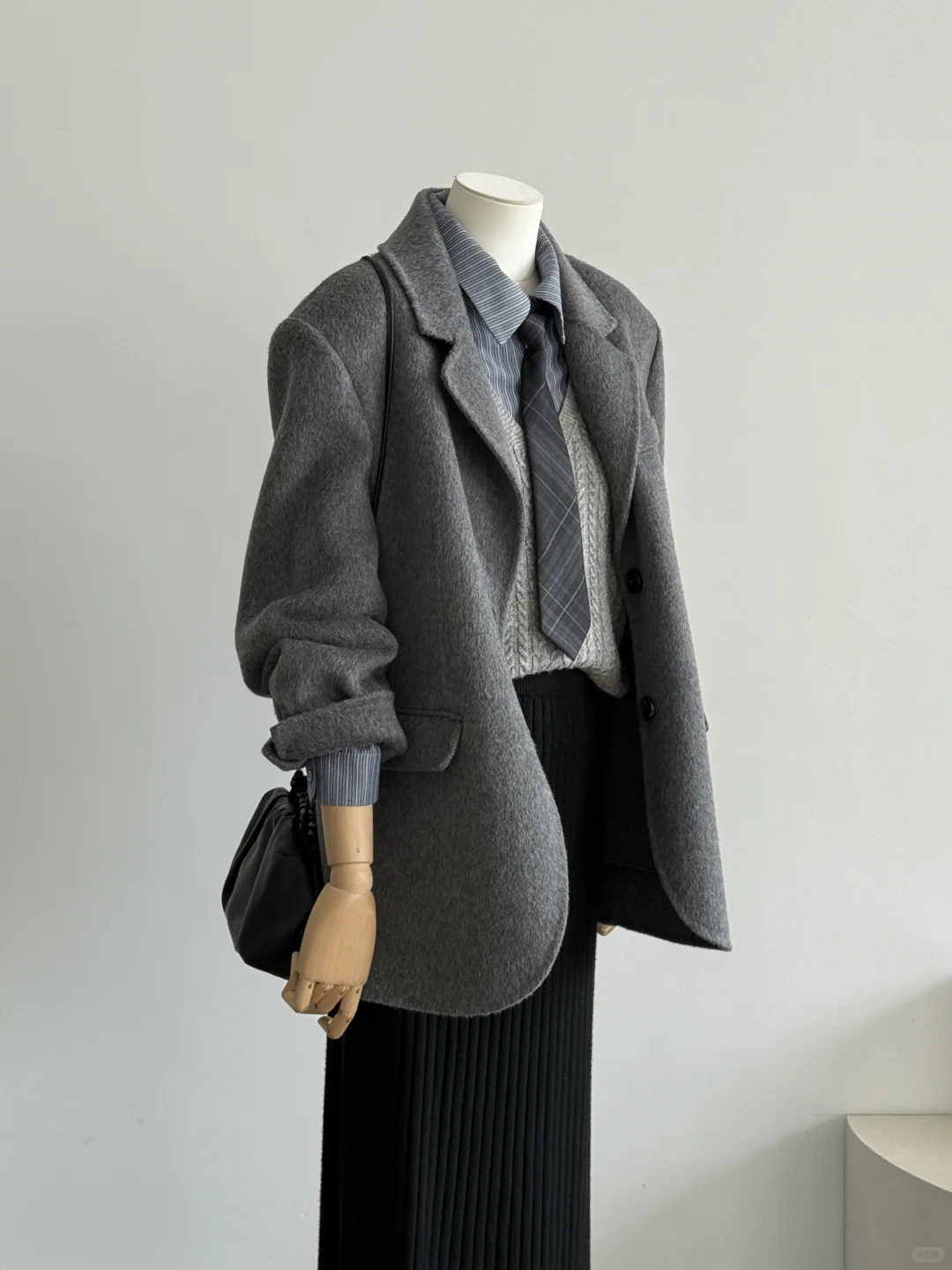 西服+黑裙|职场的松驰感酷帅时尚