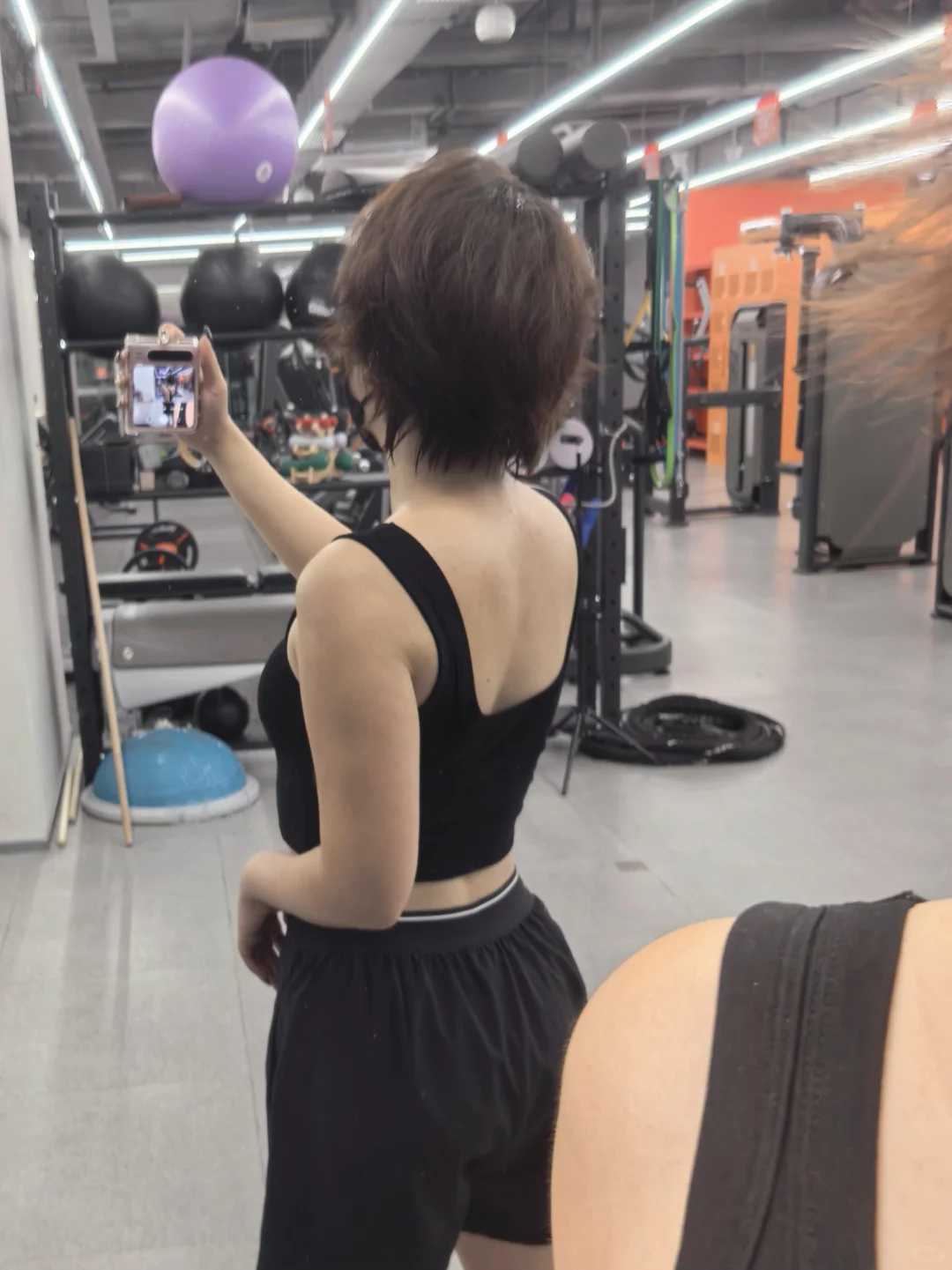 短发女孩👧🏻健身打卡💦