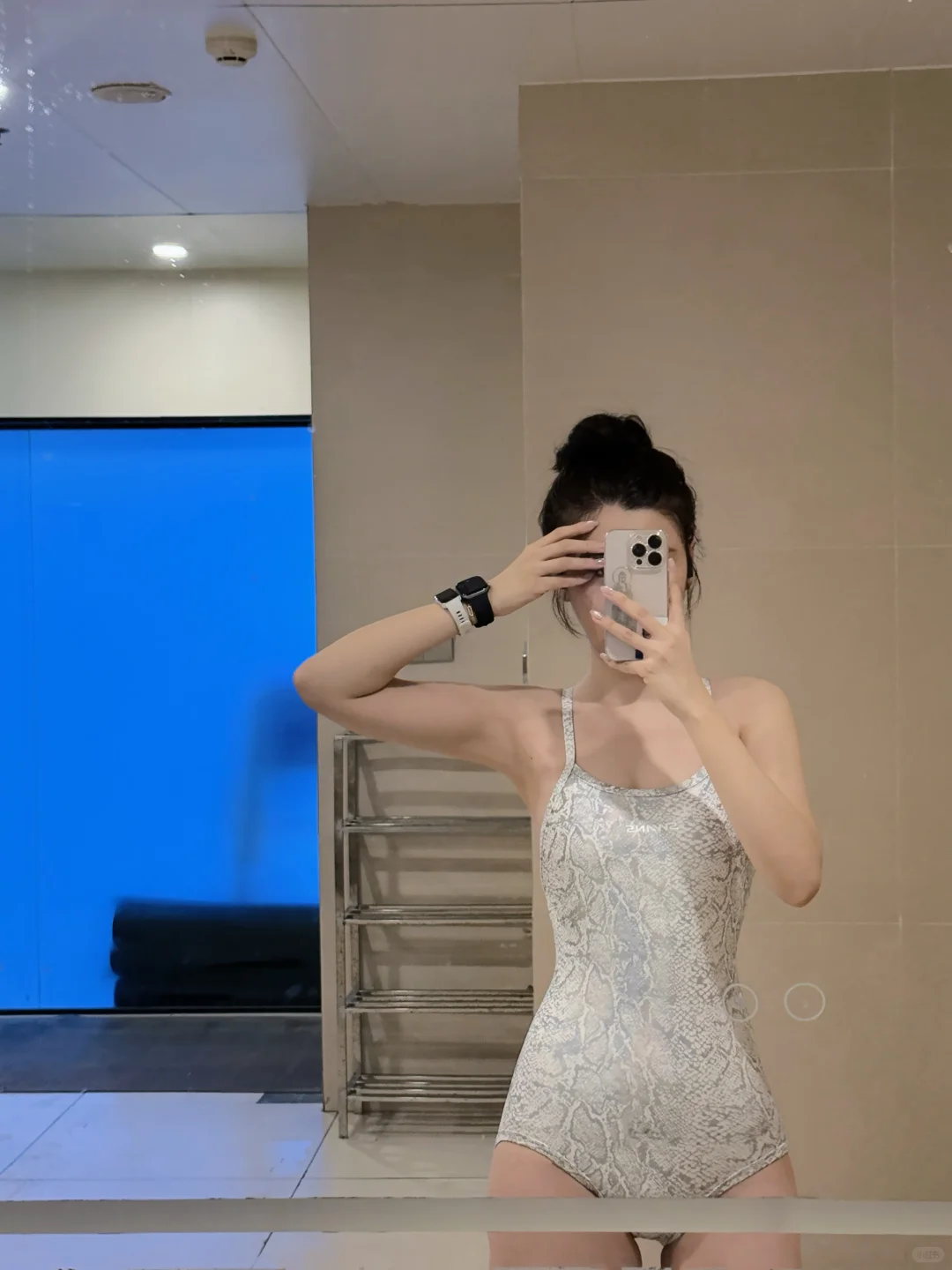 今天我就是泳池里最“亮”的仔👙