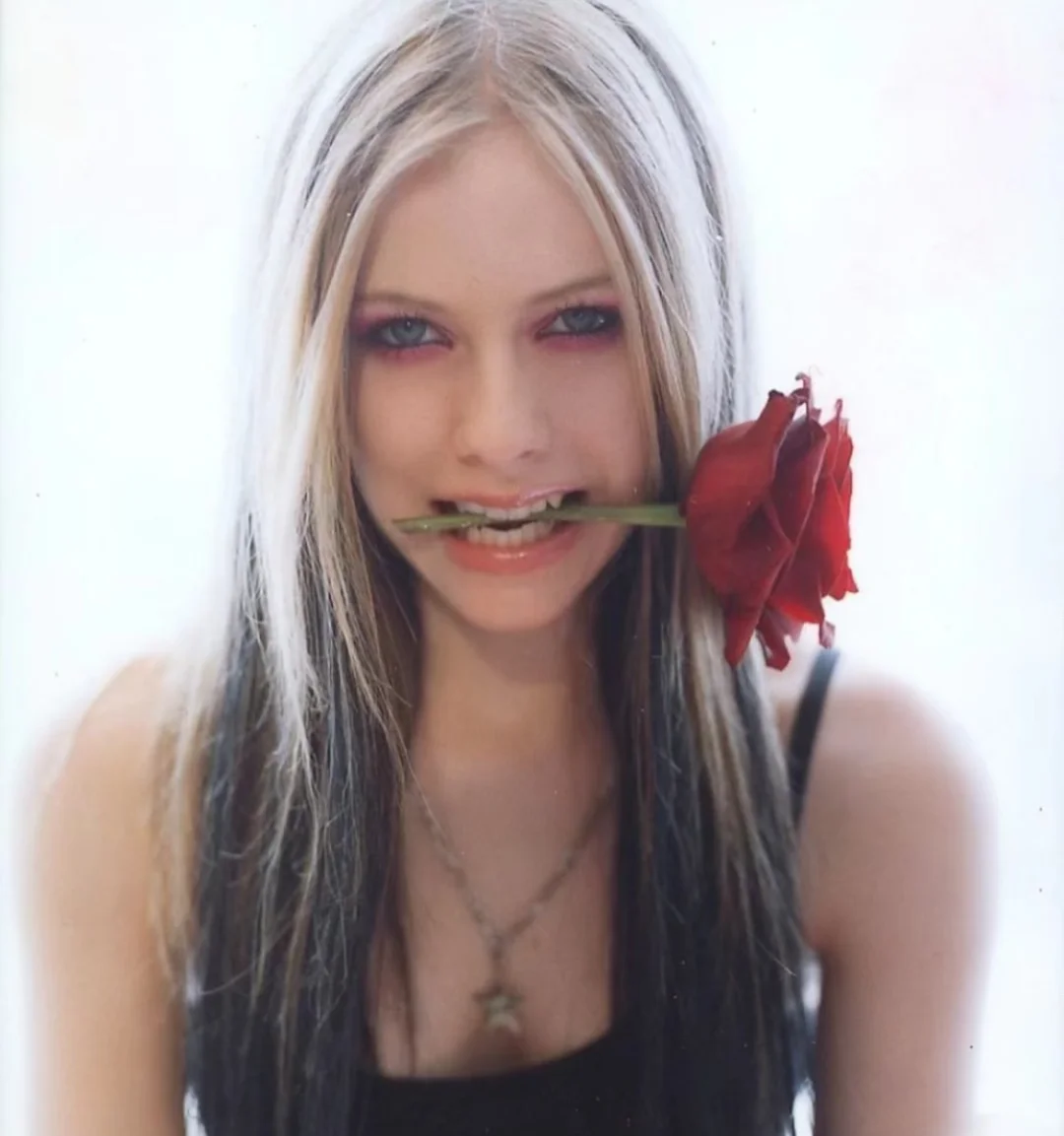 好喜欢这个叼着花的女人