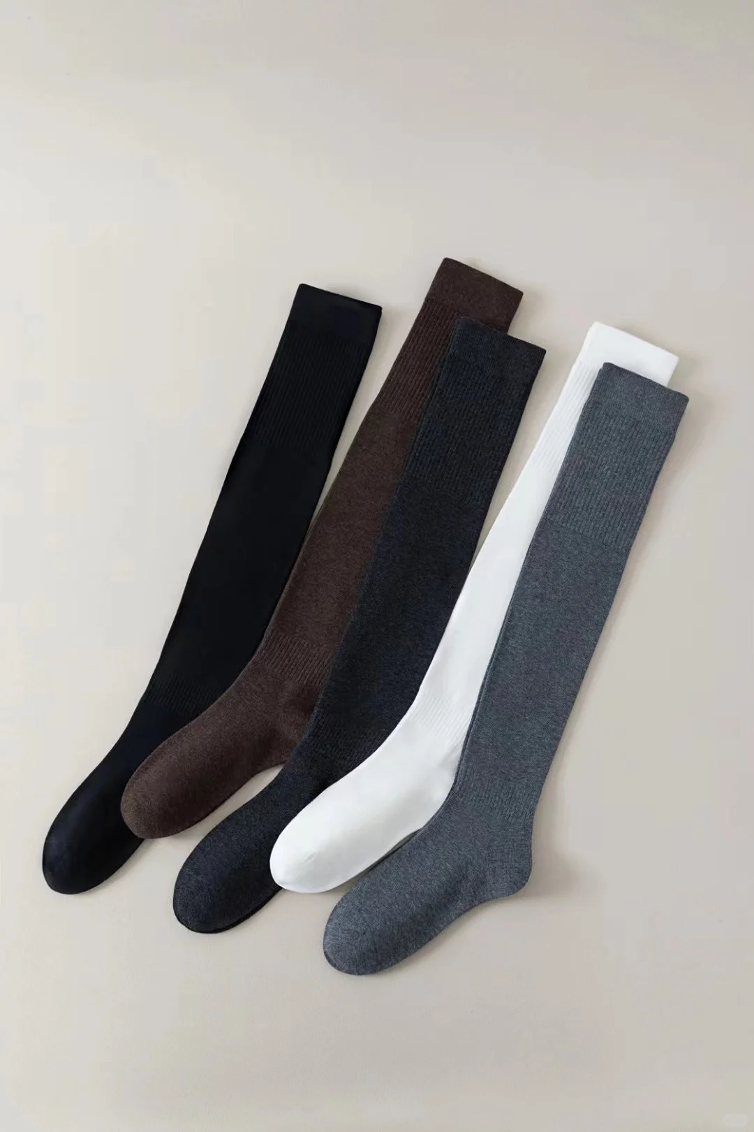 这么穿真的好看！过膝袜搭配裙子