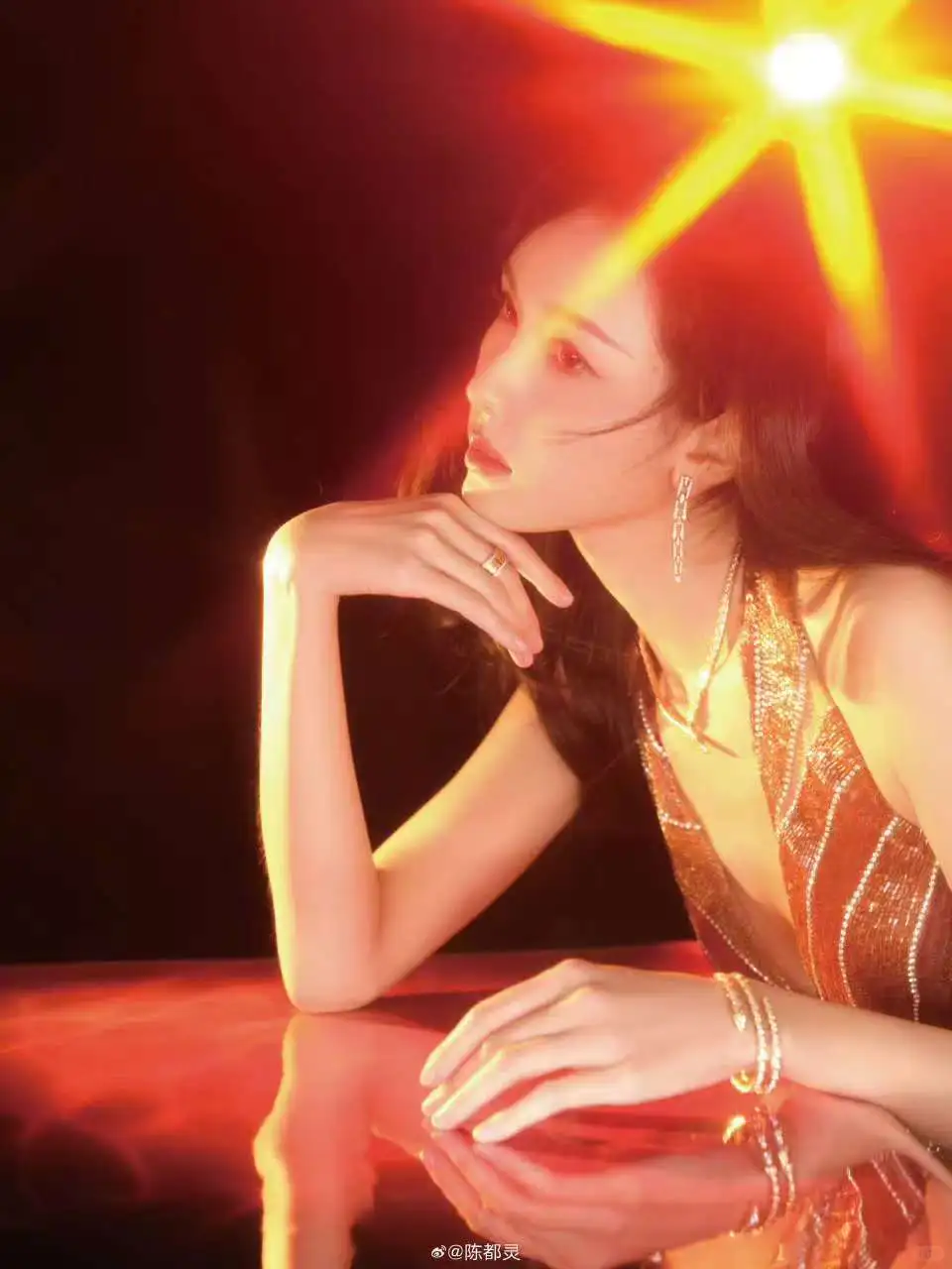 谁来懂一下陈都灵这个身材曲线....