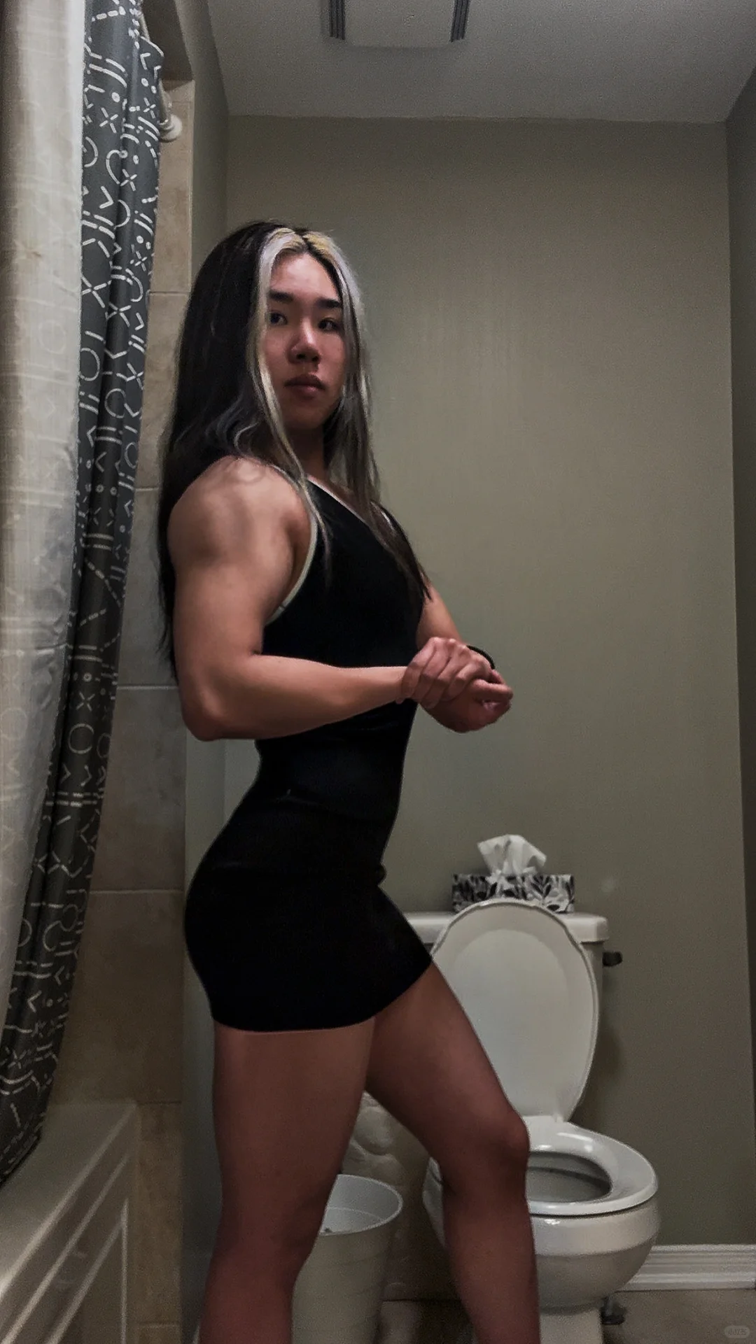 谁说肌肉女穿不了裙子