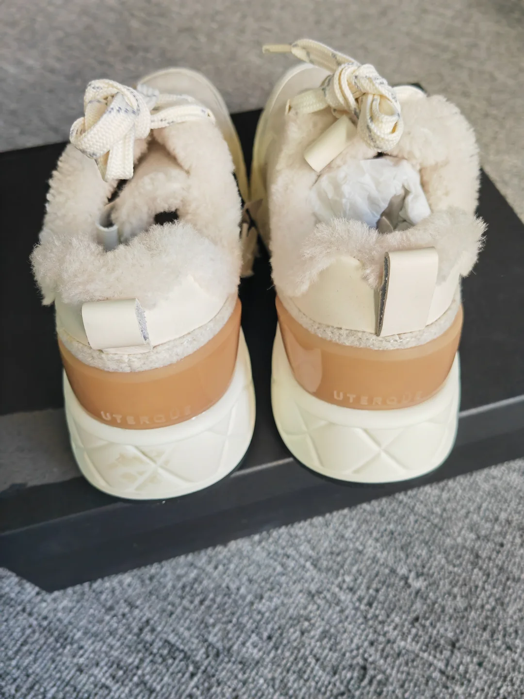 189🎁【35、40码】UTERQUE女款浅色休闲鞋