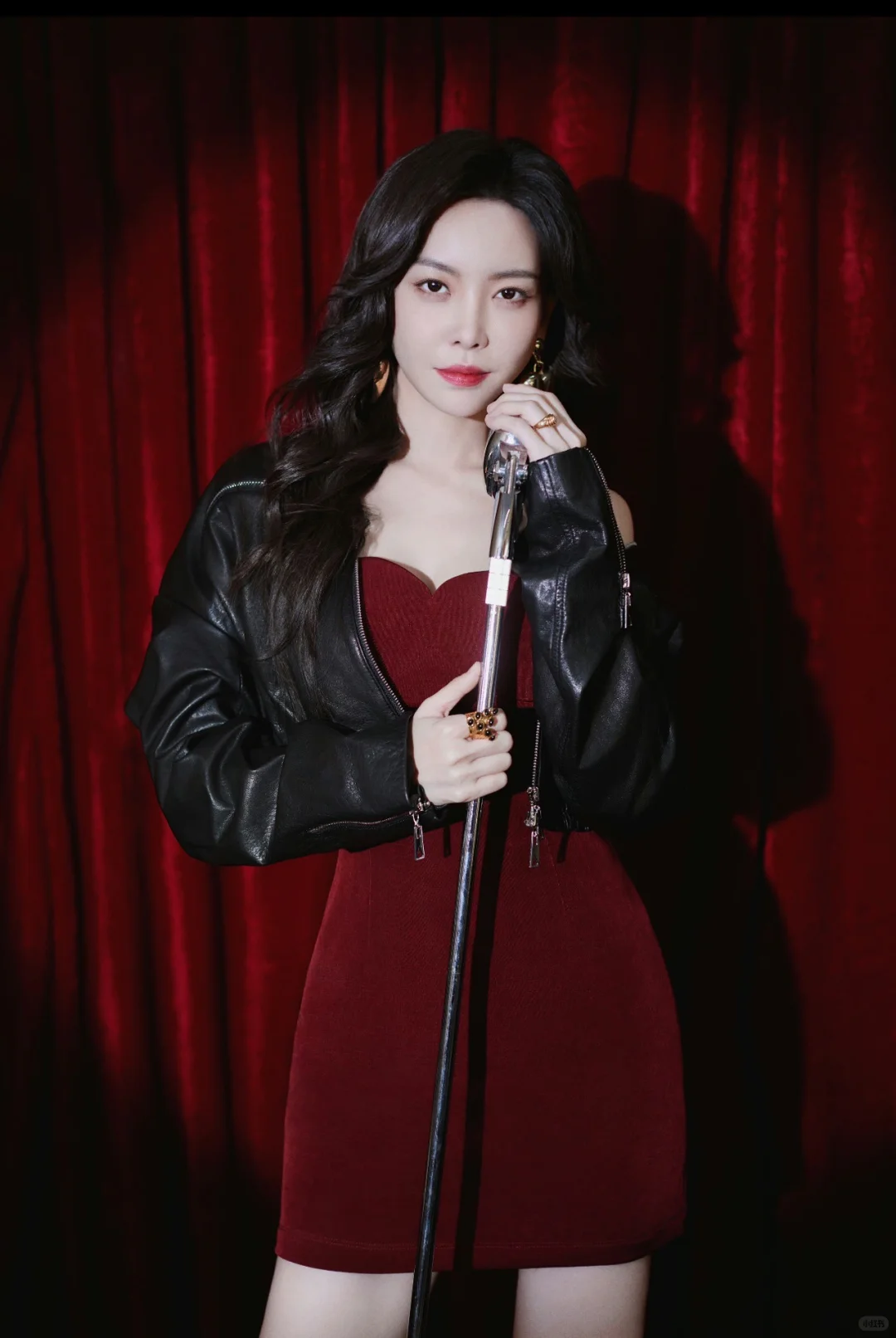 金属环肩带太戳我✨这礼裙成女明星年末标配