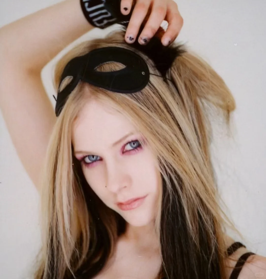 好喜欢这个叼着花的女人