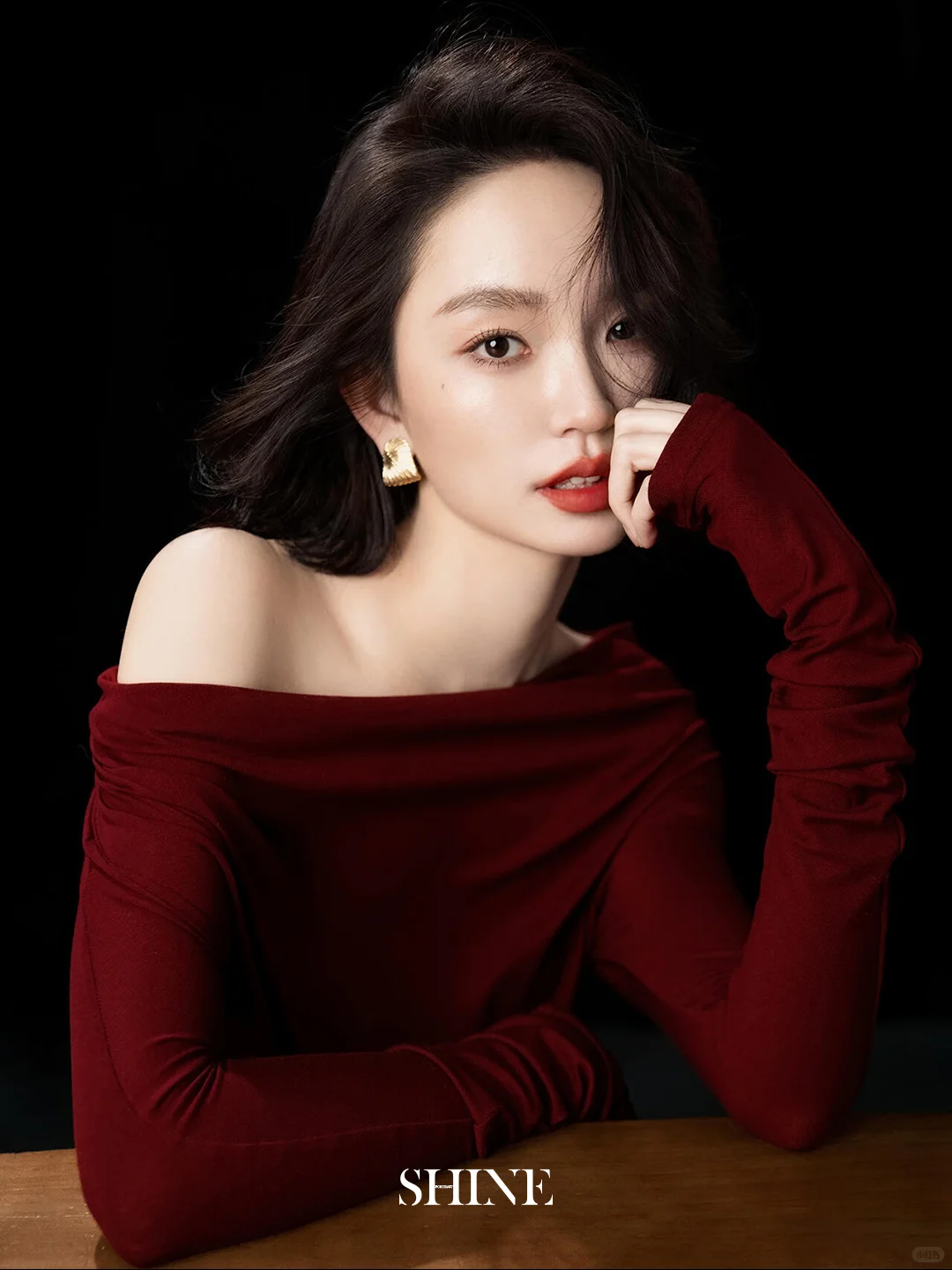 酒红毛衣写真 是揉碎的红玫瑰掉进了镜头里