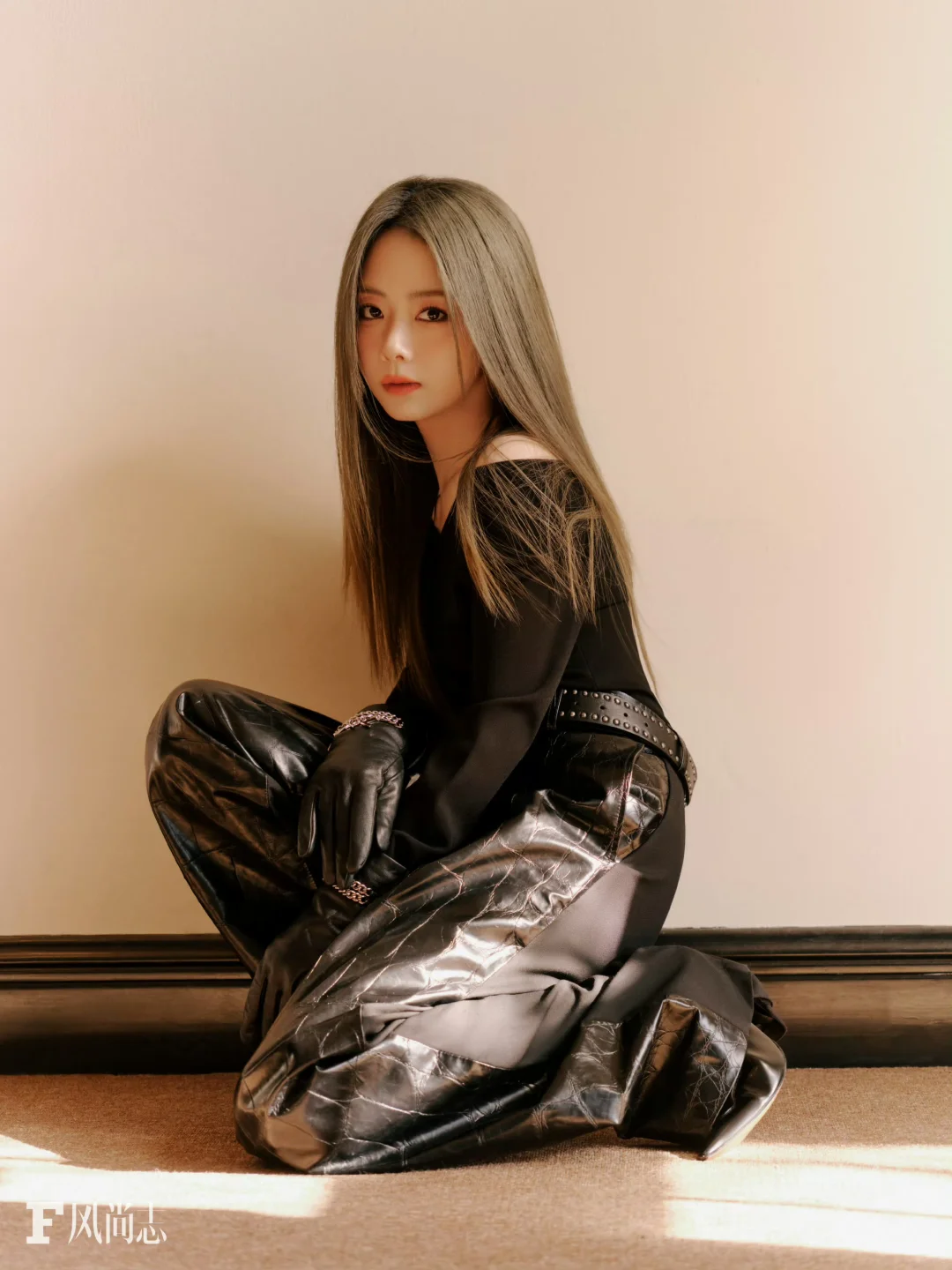 谭松韵 黑丝抹胸裙曲线太撩人