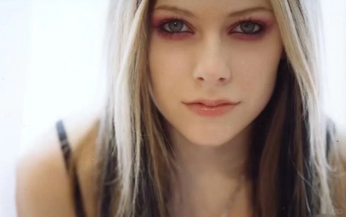 好喜欢这个叼着花的女人