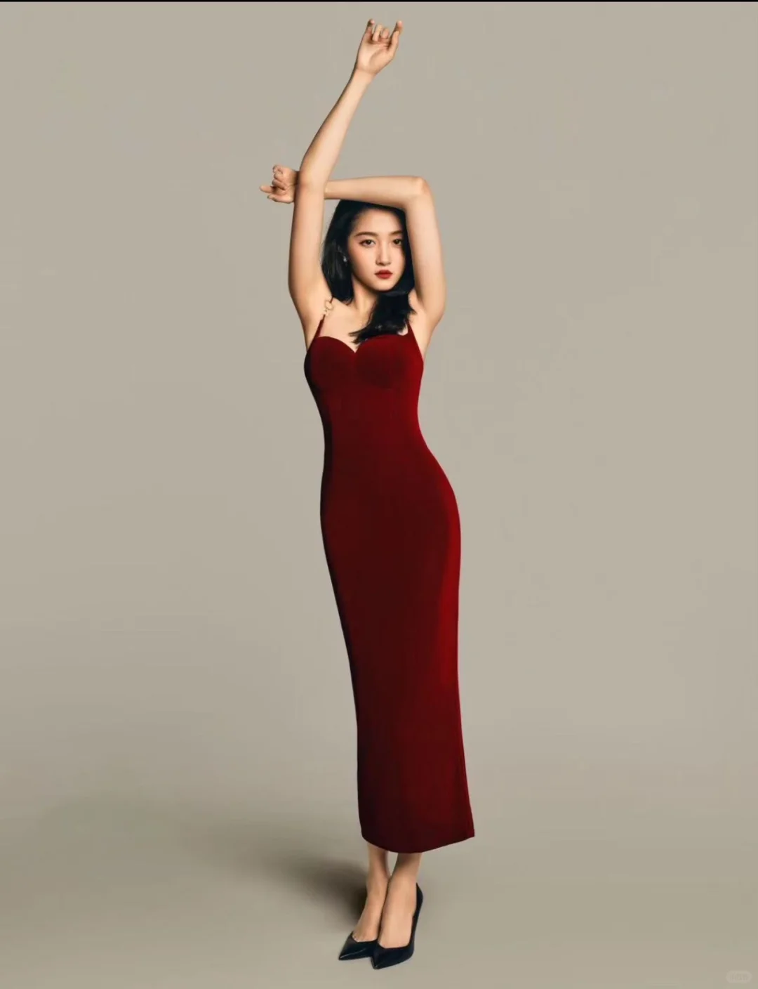金属环肩带太戳我✨这礼裙成女明星年末标配