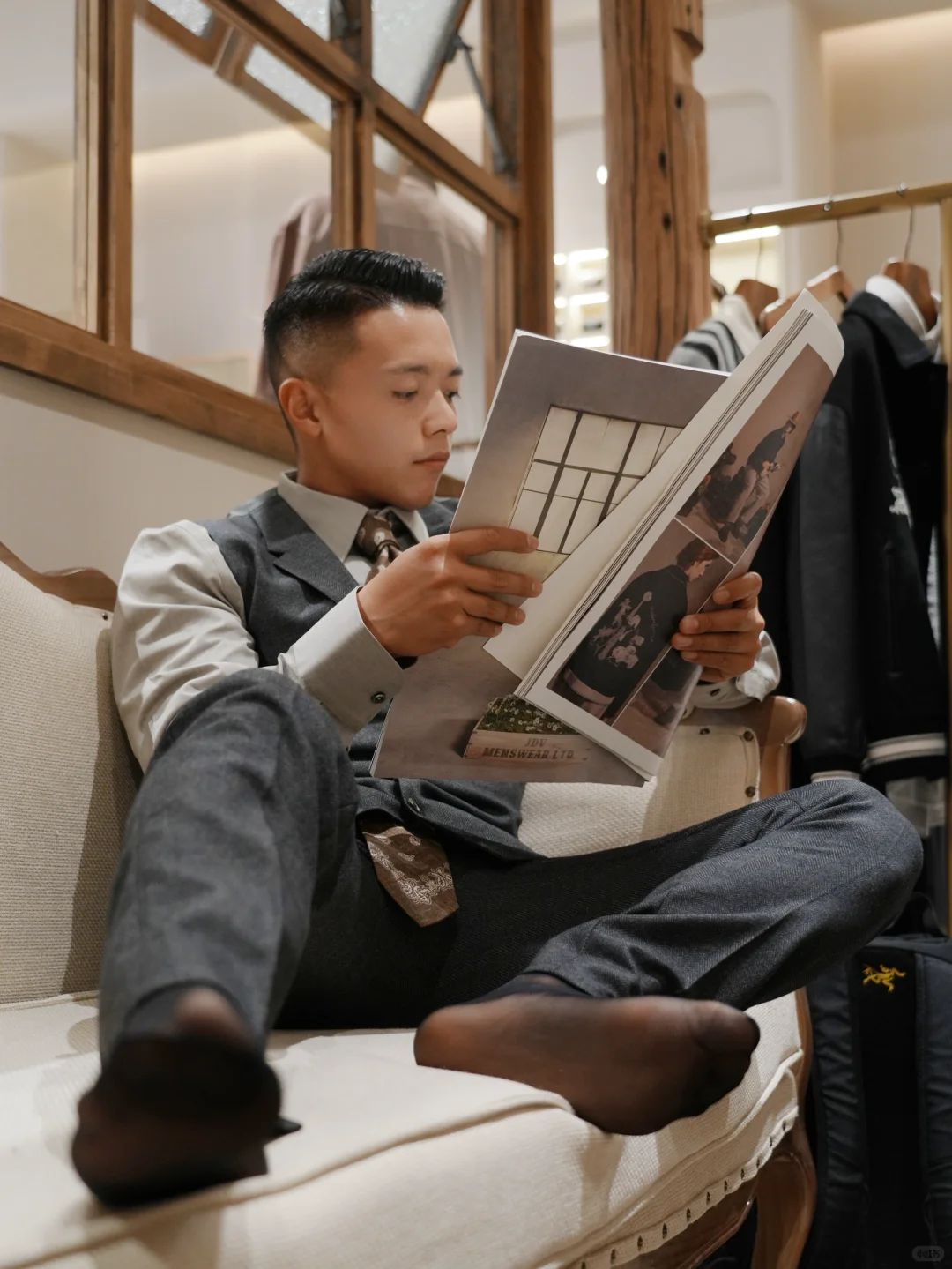 西装还是要配丝袜