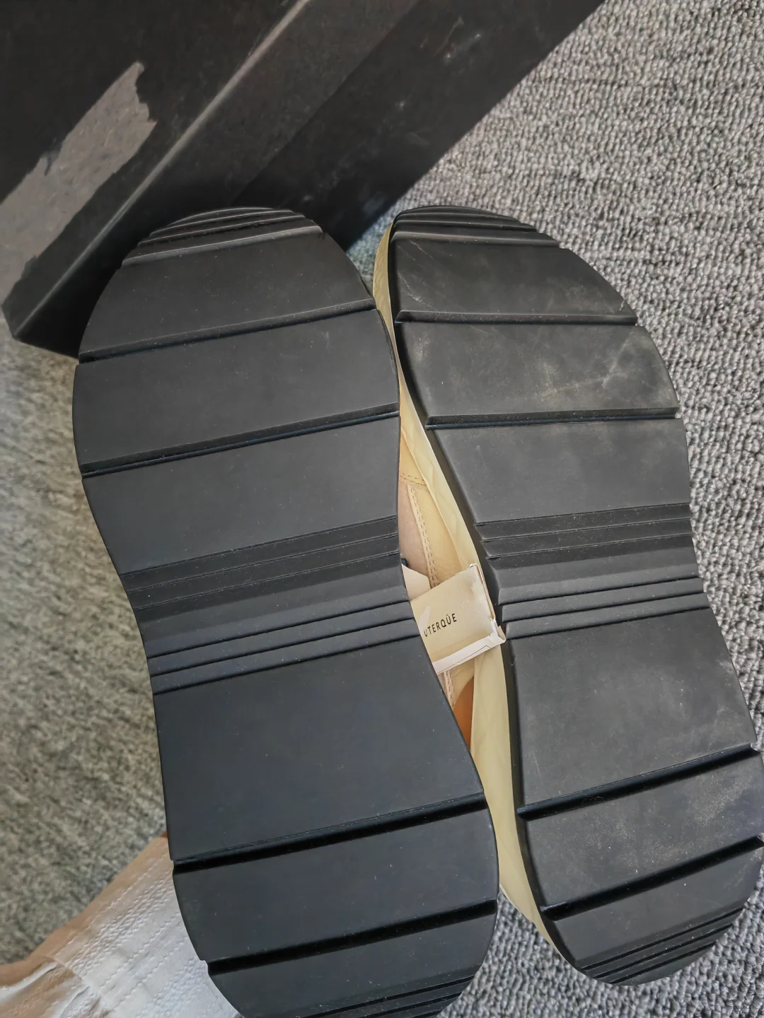 189🎁【35、40码】UTERQUE女款浅色休闲鞋