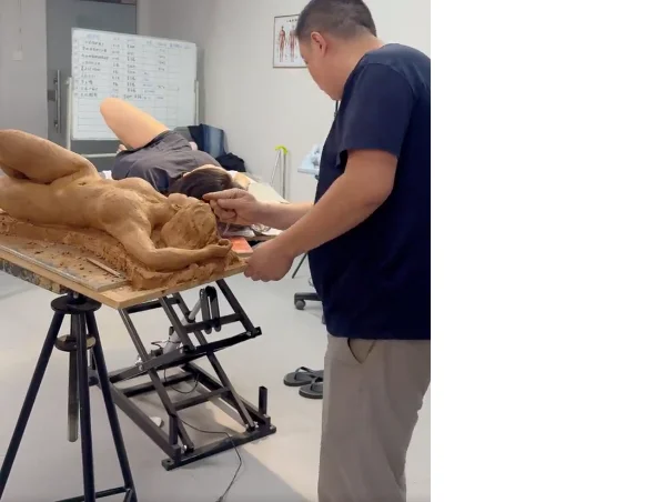 人体画室里女人体模特休息时和工作时的情景