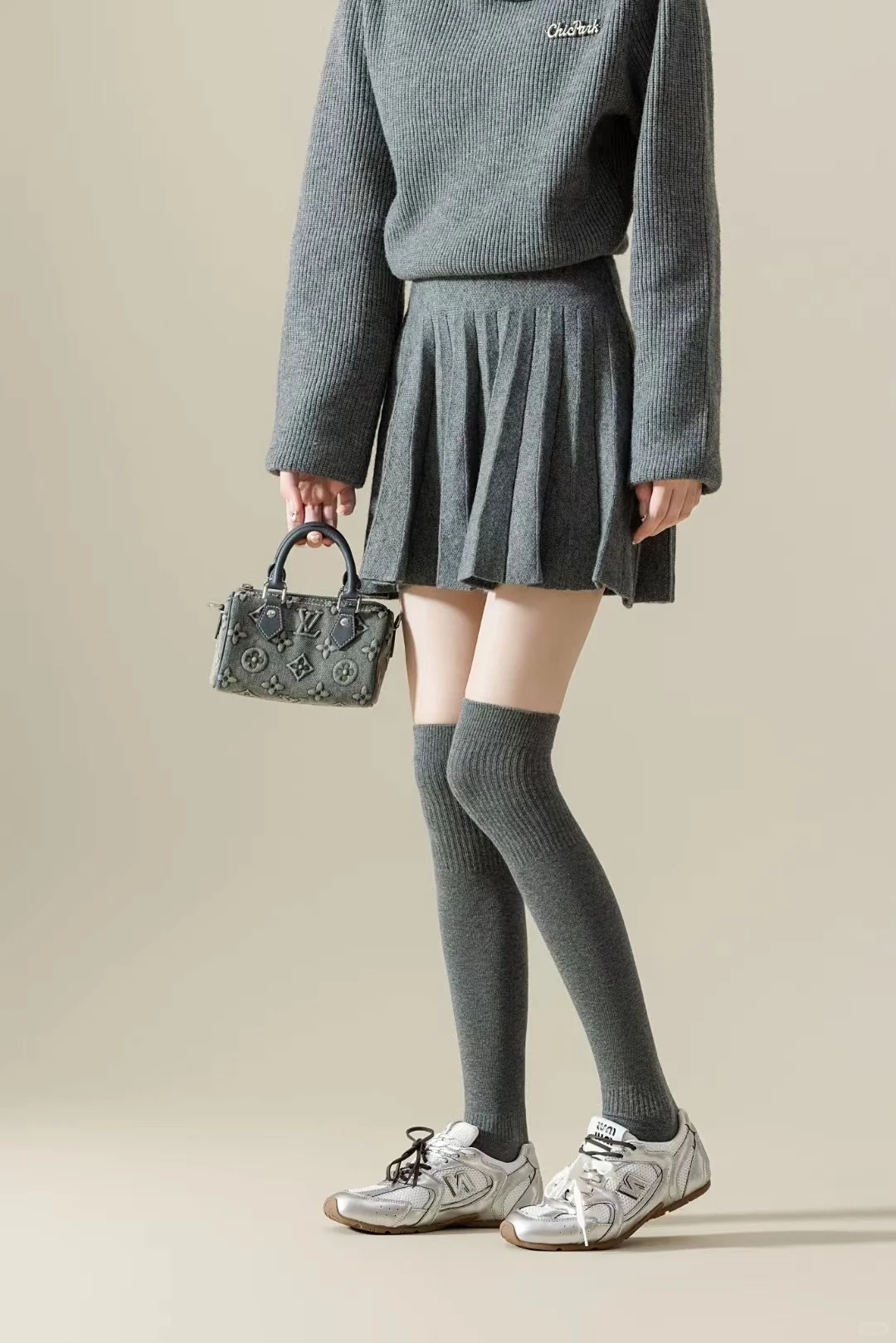 这么穿真的好看！过膝袜搭配裙子