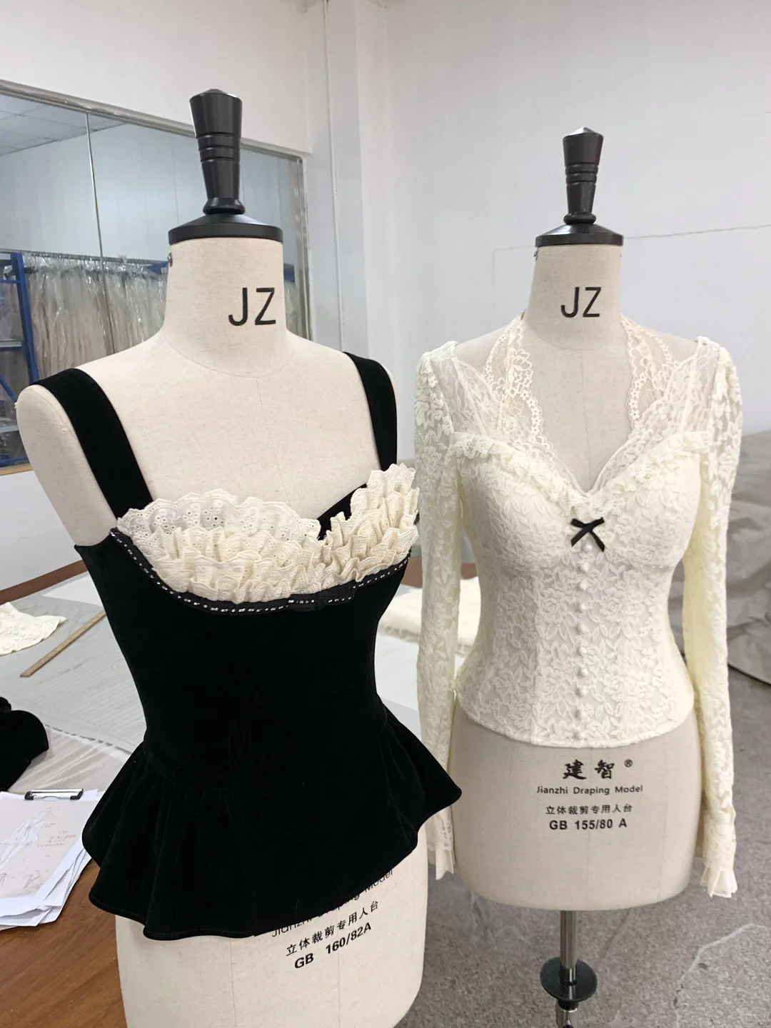 黑色胸衣果然显瘦！！胸前蕾丝像白玫瑰一样