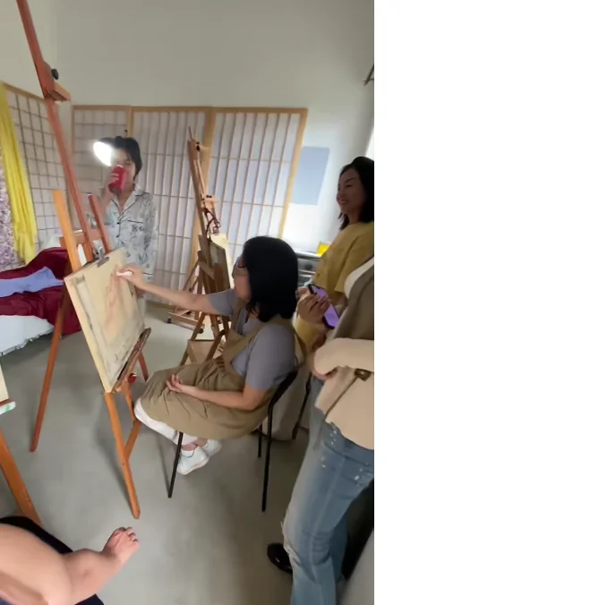 人体画室里女人体模特休息时和工作时的情景