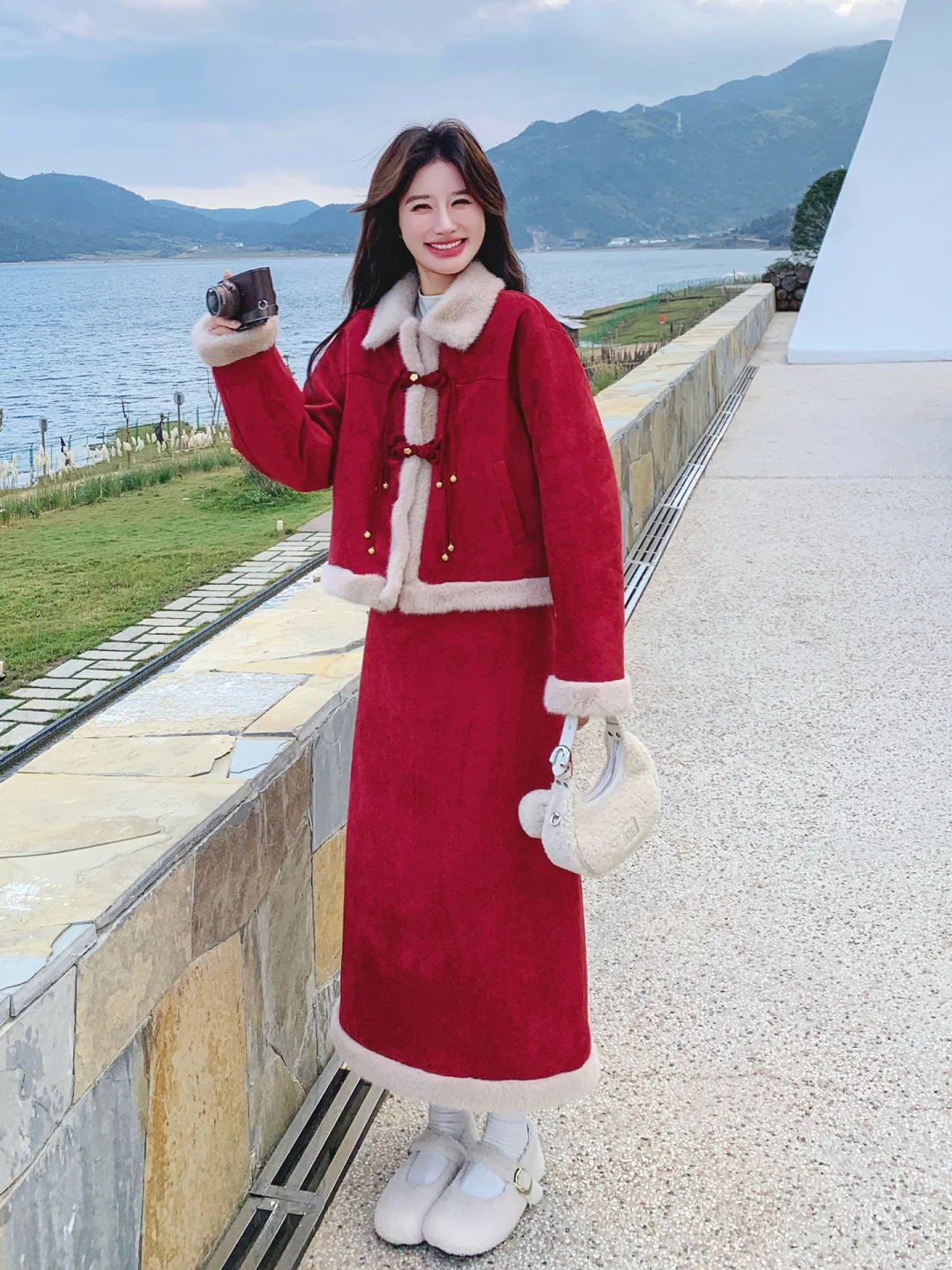 今冬短外套+半裙火了，优雅高级，又有女人味