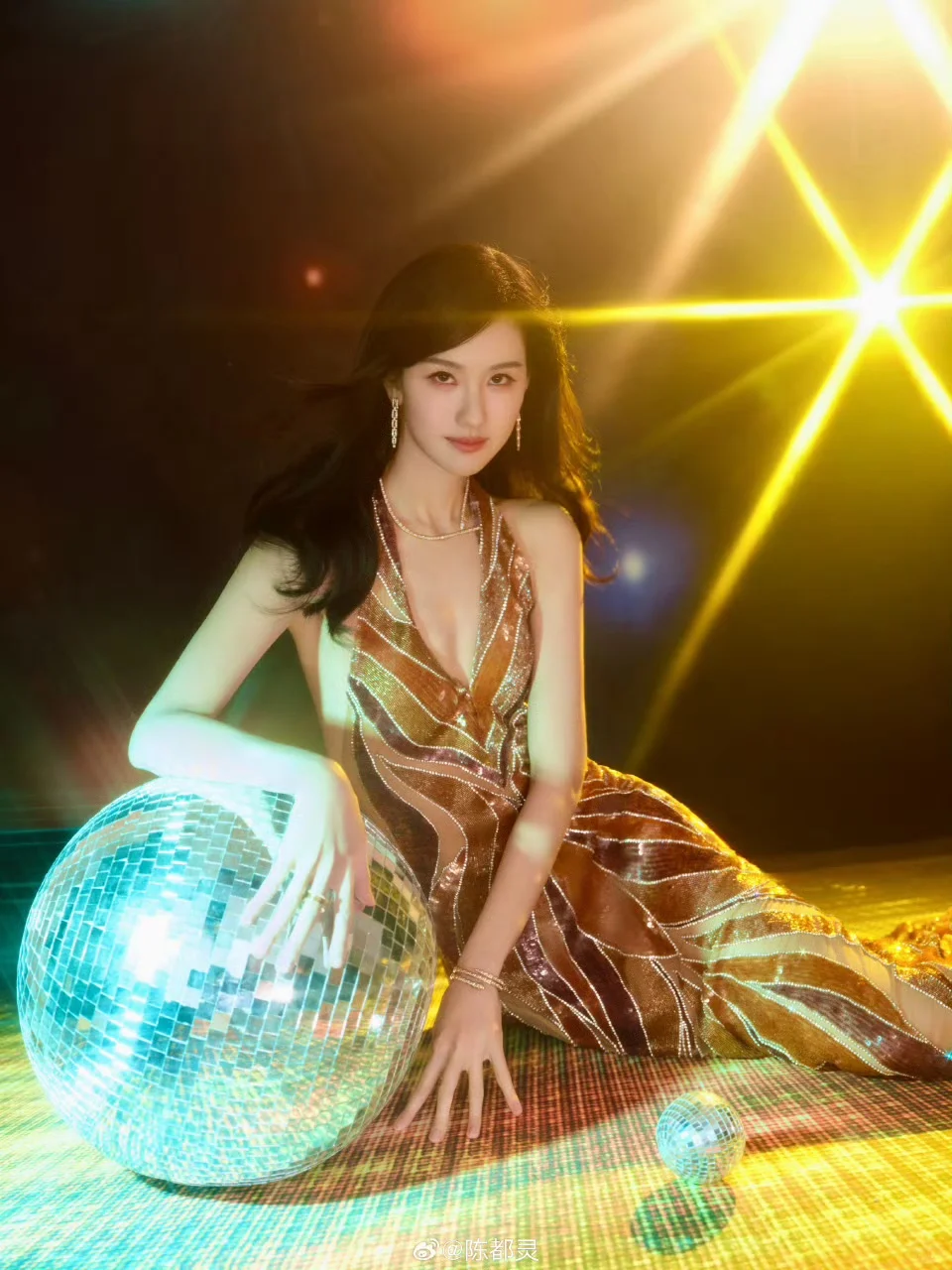 谁来懂一下陈都灵这个身材曲线....