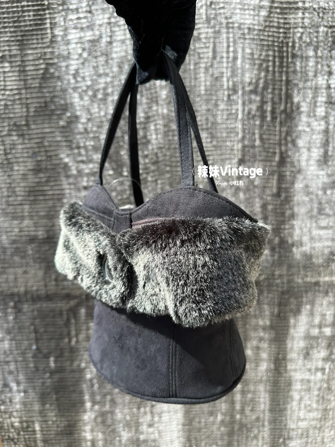 又被这支黑色麂皮皮草胸衣包刷新审美了🫠