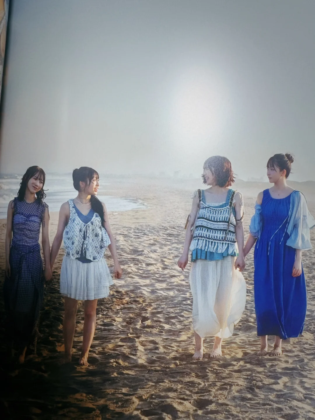 ……你注意到这本写真集的异常了吗？